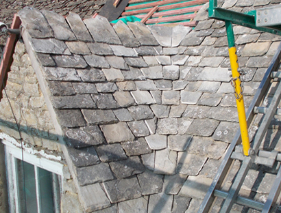 Stonesfield slate cottage roof, full view